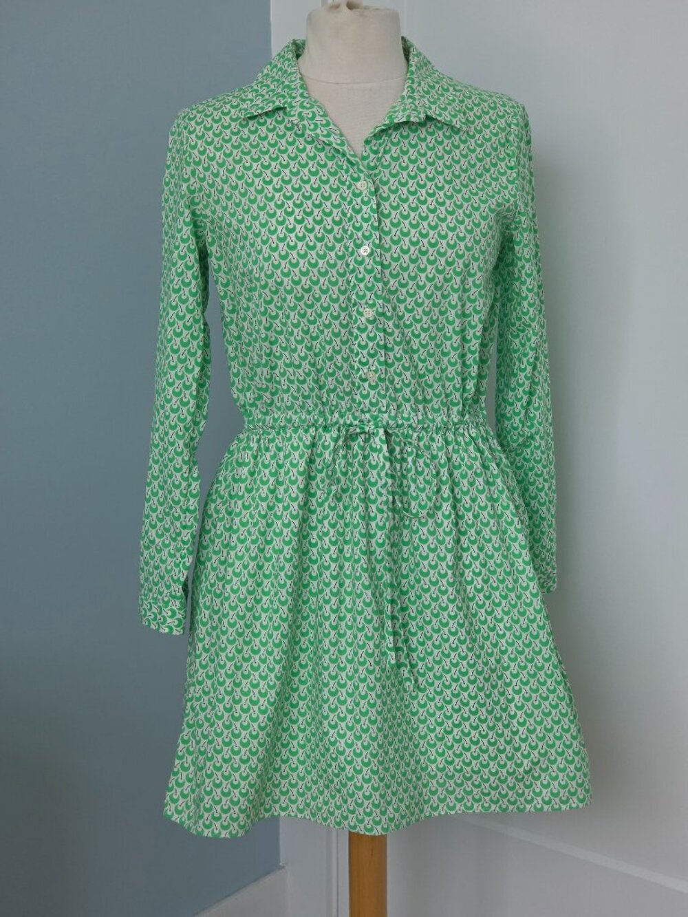 GAP WHITE APPLE ON GREEN SHIRTDRESS, SIZE SMALL PETITE
